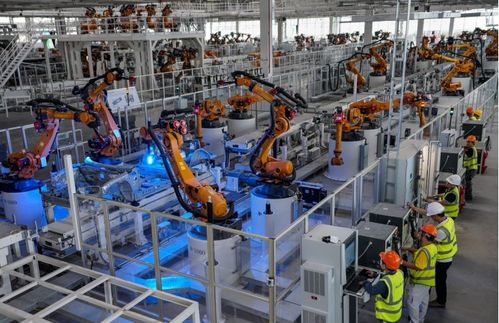 恒大最?；鼗鹆?2545個‘鋼鐵俠’震撼造車生產